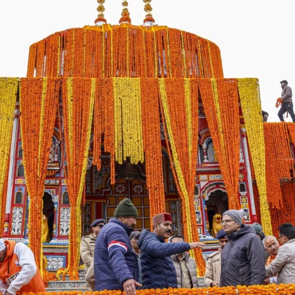 VIDEO: भक्तों के लिए खुले बद्रीनाथ धाम के कपाट, आसमान से हुई फूलों की बारिश